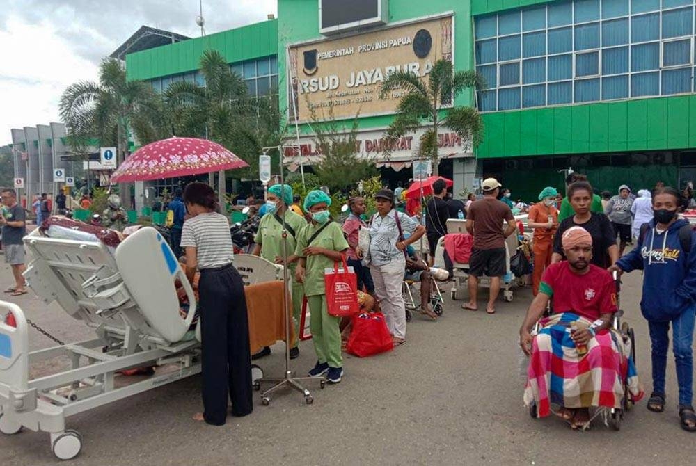 Pesakit terpaksa dipindahkan ke luar hospital selepas gempa bumi landa Jayapura. - Foto AFP