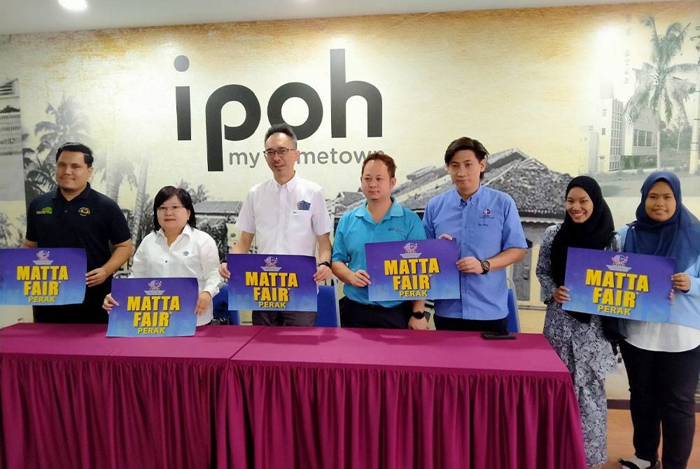 Yu Ken (tiga dari kiri) bersama ahli jawatankuasa MATTA Cawangan Perak dan wakil Tourism Perak ketika mempromosikan MATTA Fair Perak di Pejabat MATTA Cawangan Perak di sini pada Jumaat.