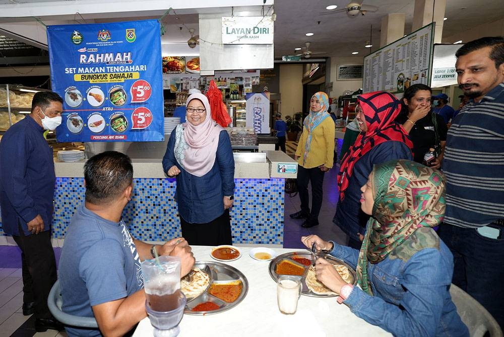 Fuziah beramah mesra dengan pelanggan kedai sambil memperkenalkan Menu Rahmah ketika mengadakan tinjauan di Restoran Nasi Kandar Padang Kota di Mydin Mall Taman Rinting, Pasir Gudang pada Jumaat. - Foto Bernama