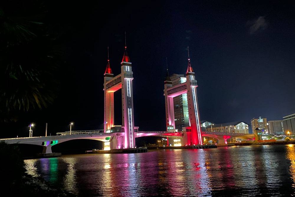 Drawbridge dinyalakan lampu merah tanda solidariti buat Turkiye, Syria yang dilanda gempa bumi besar. Foto: Pengurusan drawbridge