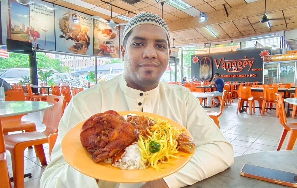 Azlan Shah menunjukkan Nasi Vanggey yang diperkenalkan dalam Menu Rahmah di restorannya di Greentown, Ipoh. 