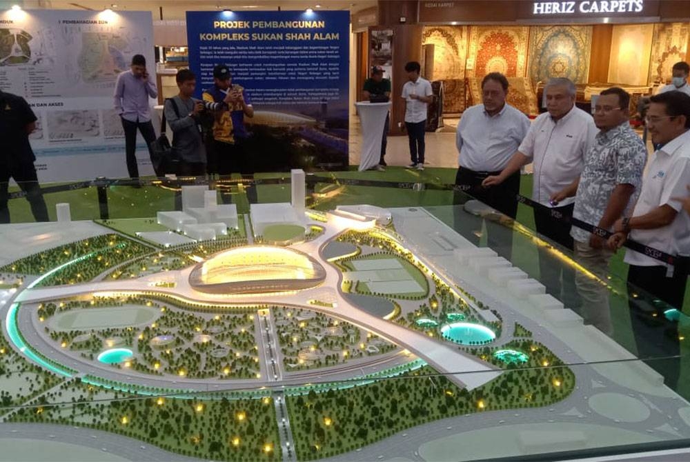 Amirudin (dua dari kanan) menyaksikan pameran projek pembangunan semula KSSA di SACC Mall, Shah Alam pada Jumaat.