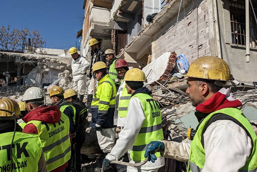 Sebahagian pelombong yang membantu mencari mangsa gempa bumi di Turkiye. - AFP