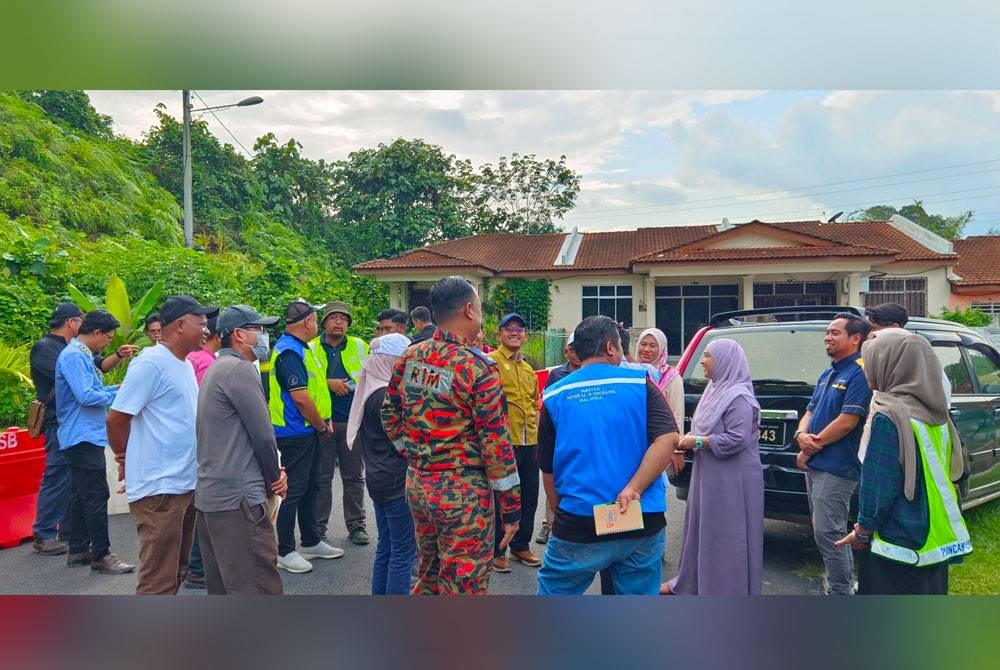 Pelbagai agensi kerajaan turun padang menjalankan siasatan kejadian cerun runtuh dinTaman Chenderong Jaya, Batu Gajah.