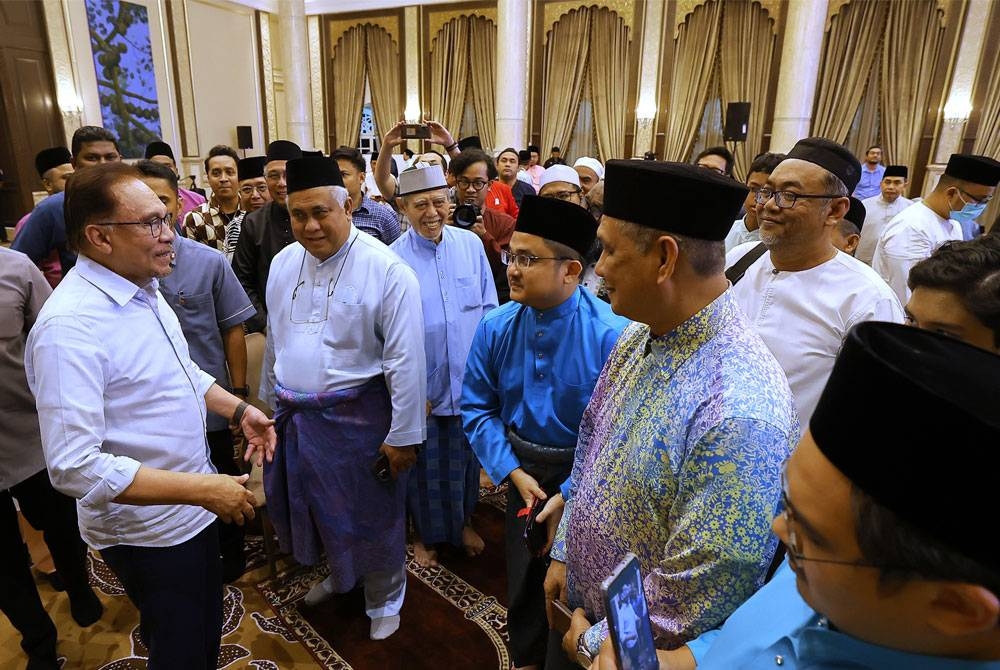 Anwar beramah mesra bersama para tetamu yang hadir pada Majlis Ilmu Seri Perdana di Kompleks Seri Perdana malam ini. Foto Bernama