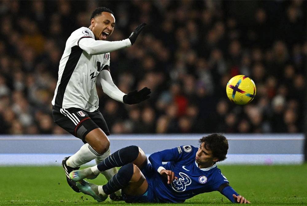 Felix (kanan) dilayangkan kad merah selepas melakukan terjahan terhadap pertahanan Fulham, Kenny Tete semasa Liga Perdana Inggeris di Craven Cottage, London pada 12 Januari lalu. - Foto AFP