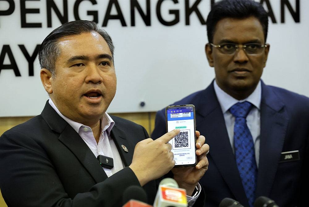 Menteri Pengangkutan, Anthony Loke mengumumkan Inisiatif Pendigitalan Perkhidmatan Teras Jabatan Pengangkutan Jalan (JPJ) di Kementerian Kewangan, pada Jumaat. - Foto Bernama