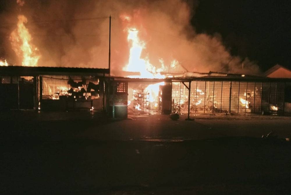 Deretan enam kedai hangus dalam kebakaran di Taman Malinja, Kampung Gajah pada Jumaat. - Foto ihsan bomba