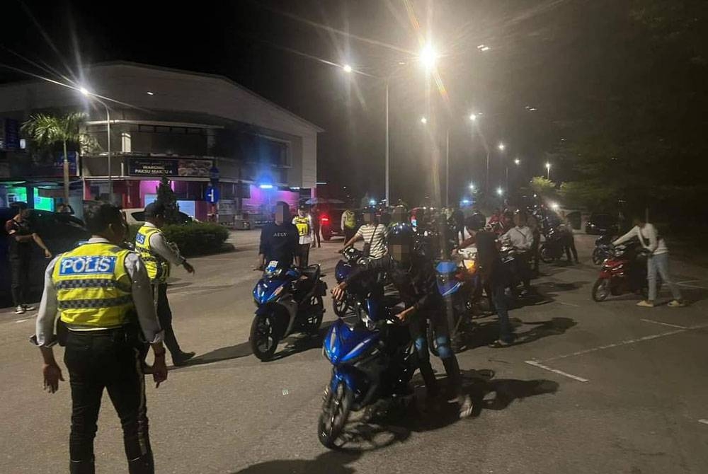 Anggota BSPT IPD Kuantan melakukan pemeriksaan ke atas penunggang dan motosikal yang ditahan dalam Ops Samseng Jalanan di Jalan Tanjung Lumpur, Khamis lalu. - Foto Facebook Polis Trafik Kuantan.