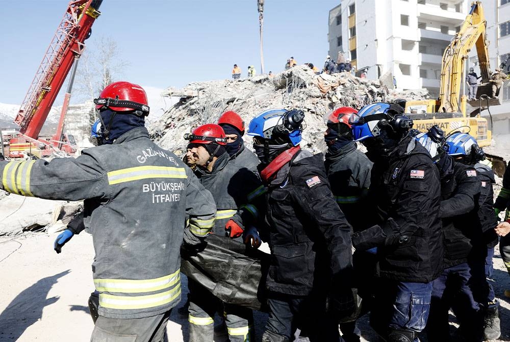 Pasukan SMART berjaya menemui enam mangsa terkorban ketika melakukan operasi mencari dan menyelamat akibat gempa di Nurda. - Foto Bernama