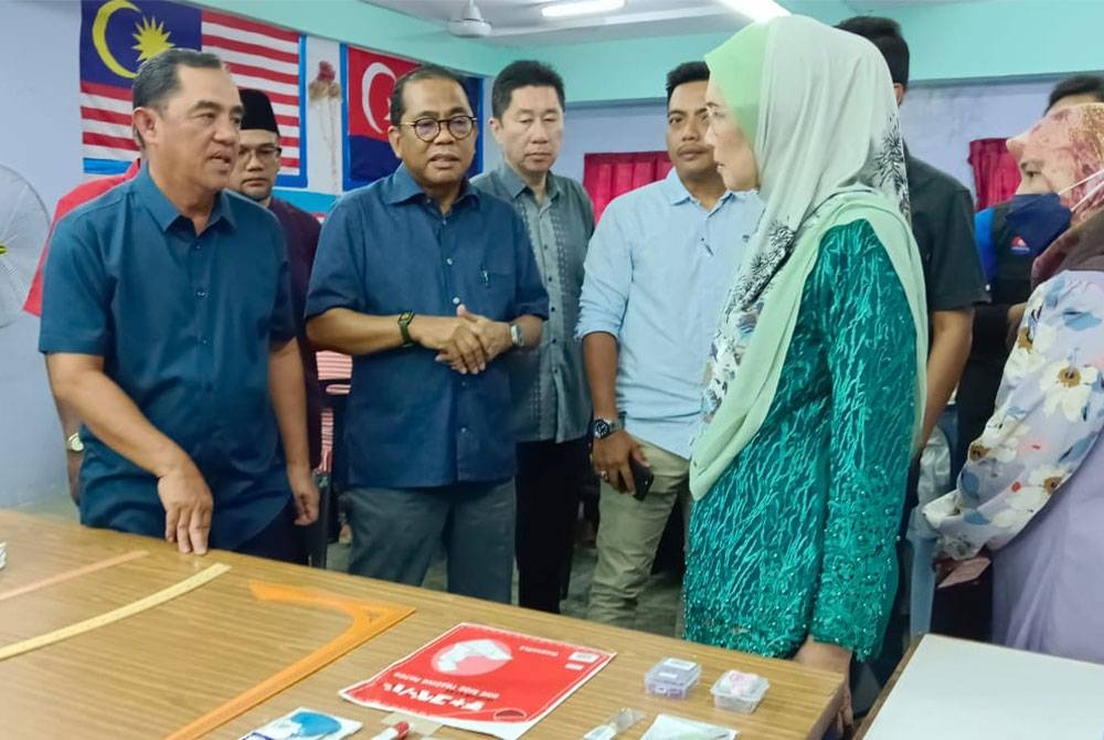 Mohamed Khaled (kanan) beramah mesra dengan peserta selepas merasmikan Pusat Jahitan Komuniti Tasek 64 di Bandar Seri Alam, Pasir Gudang, pada Sabtu.