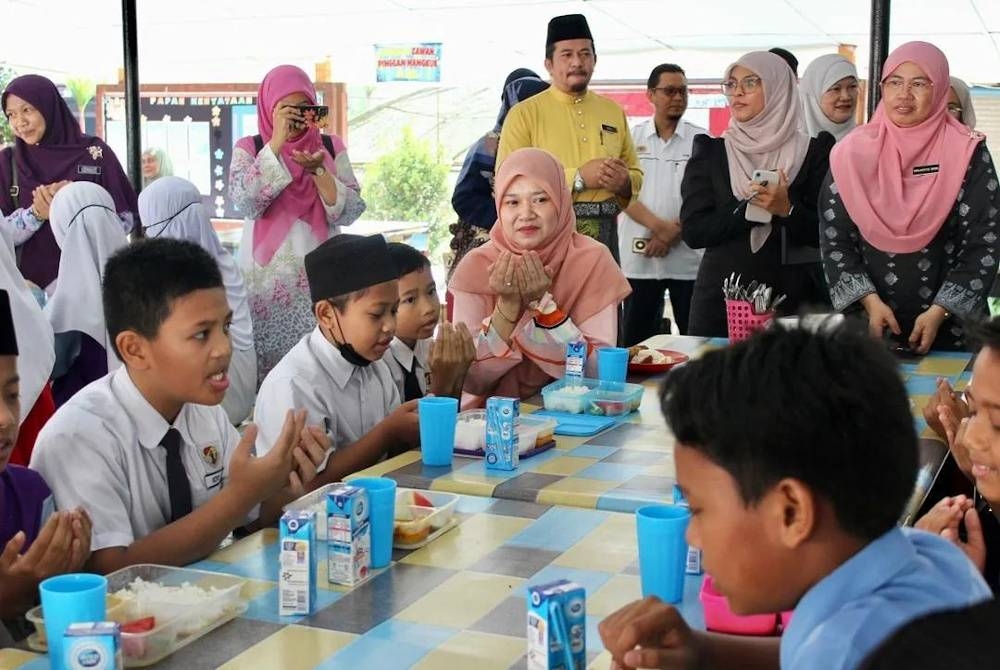 Fadhlina ketika membuat lawatan ke Sekolah Kebangsaan Sungai Serai, Hulu Langat bagi melihat sendiri menu RMT yang disediakan pihak kantin sekolah. - Foto Facebook Fadhlina Sidek