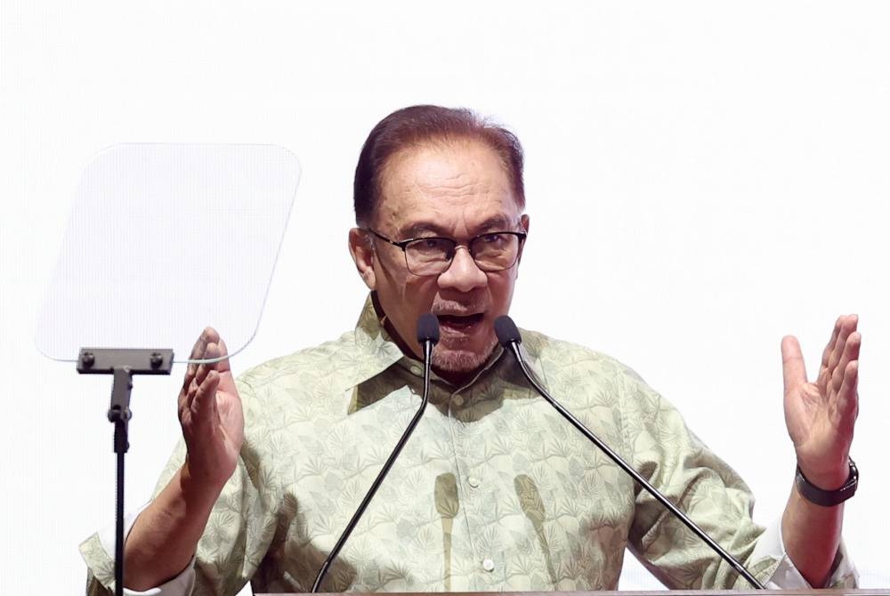 Anwar menyampaikan ucapan pada Majlis Pelancaran Skim Keselamatan Sosial Suri Rumah dan Karnival Kerjaya MYFutureJobs 2023 di Pusat Konvensyen Kuala Lumpur, pada Sabtu. - Foto Bernama