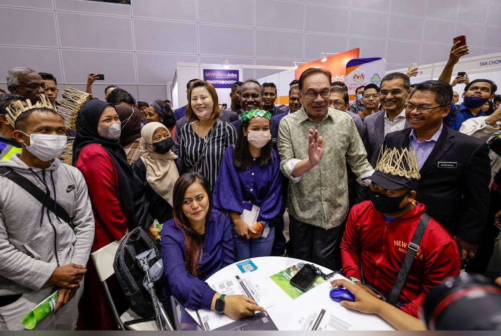 Anwar beramah mesra bersama beberapa orang masyarakat Orang Asli ketika menghadiri Majlis Pelancaran Skim Keselamatan Sosial Suri Rumah dan Karnival Kerjaya MYFutureJobs 2023 di Pusat Konvensyen Kuala Lumpur pada Sabtu. - Foto Bernama