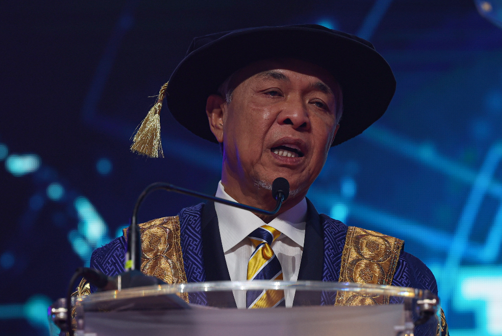 Ahmad Zahid menyampaikan ucapan pada Majlis Konvokesyen ke-19 Universiti Kuala Lumpur di Pusat Dagangan Dunia pada Sabtu. - Foto Bernama