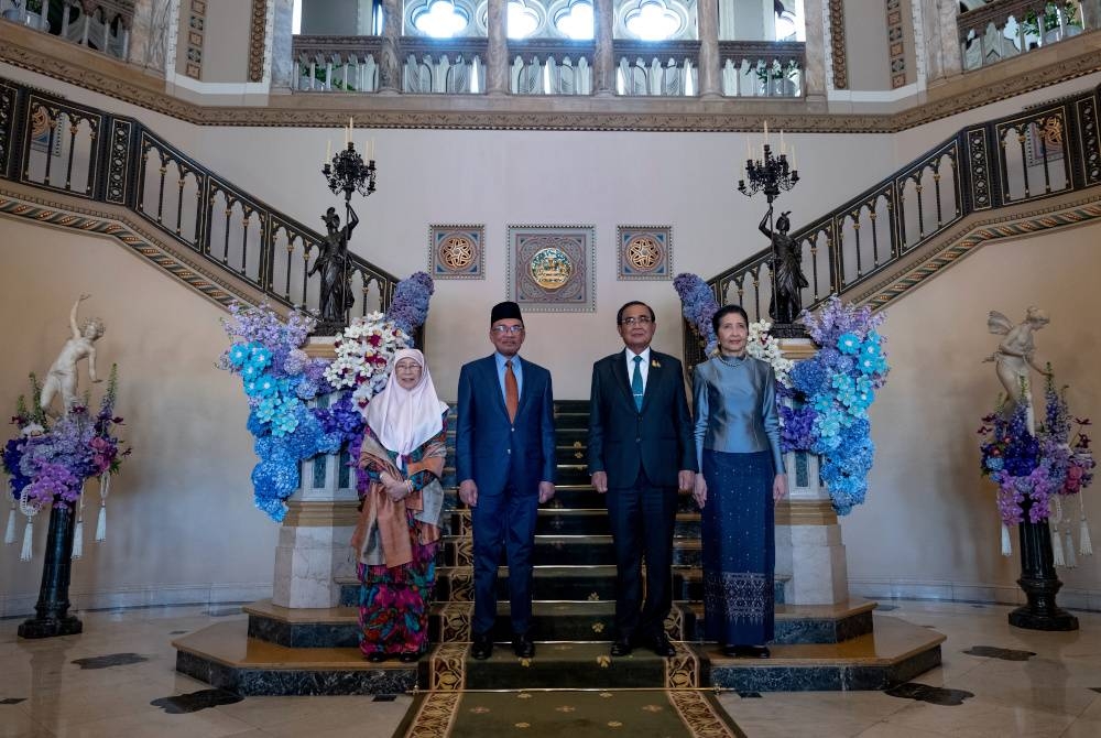 Anwar dan isteri, Datuk Seri Dr Wan Azizah Wan Ismail ketika bertemu Perdana Menteri Thailand serta isteri Naraporn Chan-o-cha pada Majlis Sambutan Rasmi Lawatan Perdana Menteri di Goverment House pada 9 Februari lalu. - Foto Bernama
