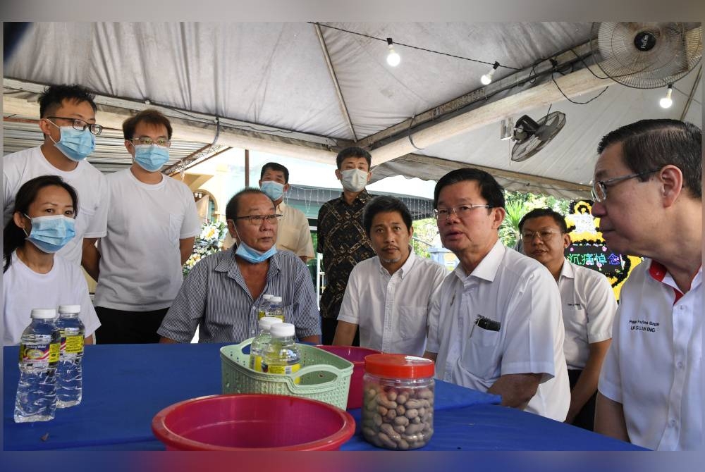 Kon Yeow (dua dari kanan) dan Guan Eng (kanan) berjumpa dengan keluarga mendiang Ah Lan semasa memberi penghormatan terakhir di kediaman mangsa kemalangan itu di Juru pada Sabtu. - Foto Bernama