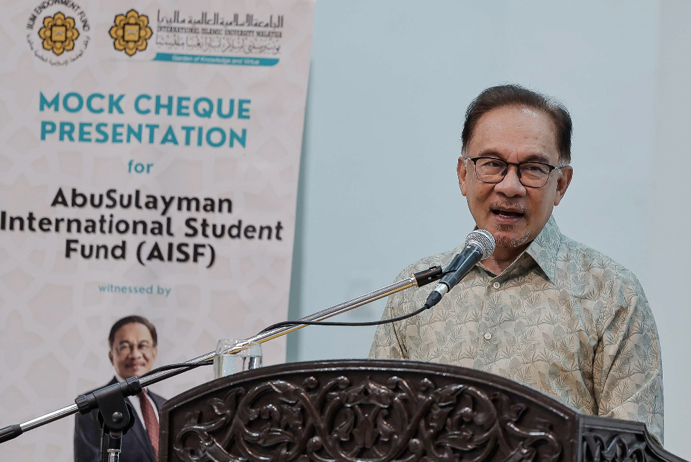 Anwar menyampaikan ucapan pada majlis penyerahan sumbangan untuk Tabung Pelajar Antarabangsa AbuSulayman (AISF) Universiti Islam Antarabangsa Malaysia (UIAM) pada Sabtu. - Foto Bernama