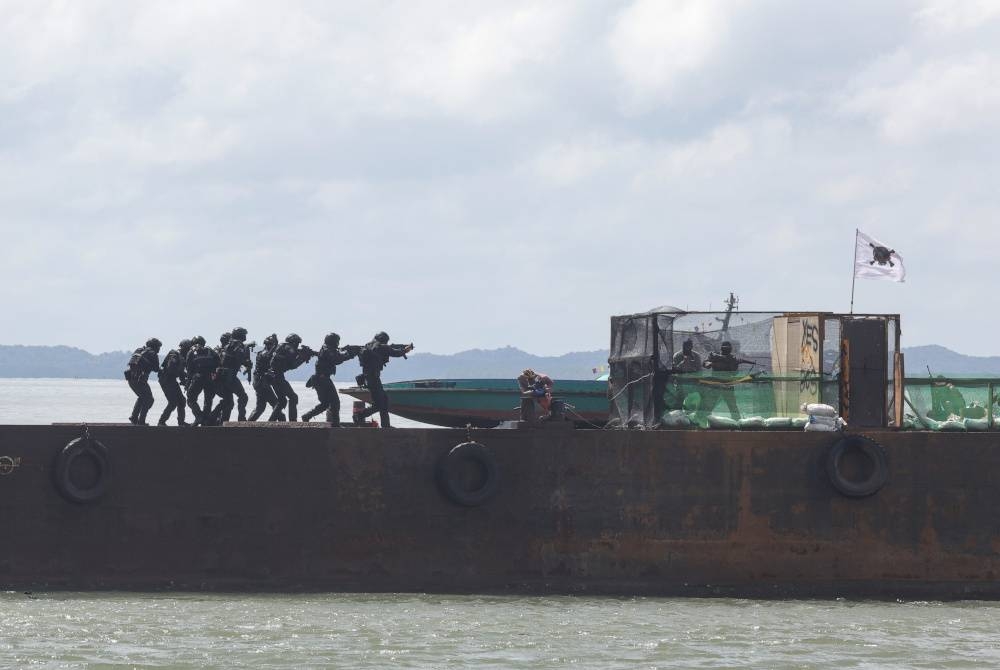 Anggota Maritim Malaysia melakukan demonstrasi penyelamatan sempena Sambutan Ulang Tahun Maritim Malaysia ke-18 pada Sabtu. - Foto Bernama
-- fotoBERNAMA (2023) HAK CIPTA TERPELIHARA