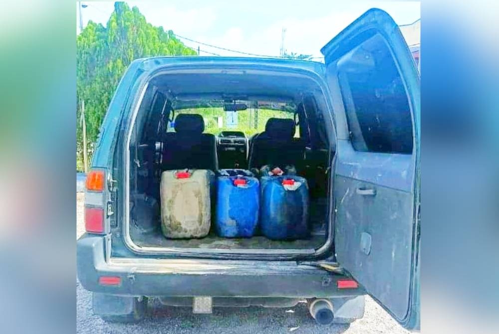 Seorang lelaki berusia 40-an tidak sempat menyeludup 320 liter minyak petrol ke negara jiran apabila ditahan menerusi Ops Pencegahan Ketirisan Barang Kawalan di Kampung Simpangan, Tumpat pada Sabtu.