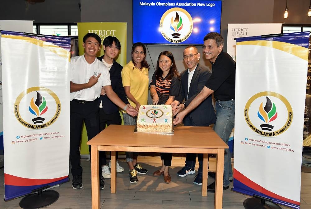 Hannah (tiga, kanan) memotong kek sebagai gimik Majlis Pelancaran Logo Baharu Persatuan Olimpian Malaysia di I-City Shah Alam pada Sabtu. - Foto Bernama