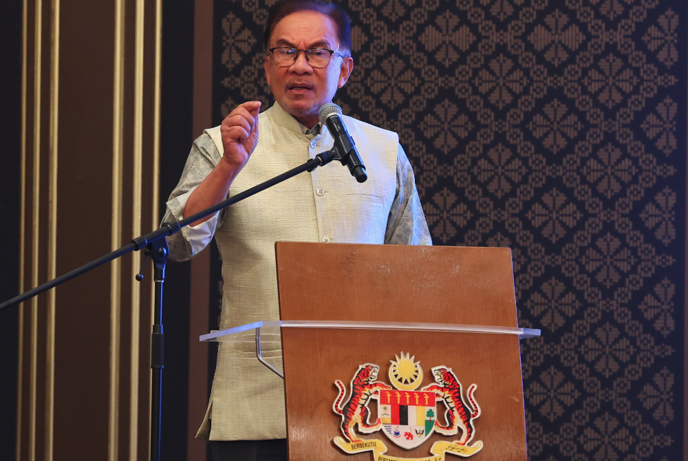 Anwar ketika berucap pada Majlis Minum Petang Perdana Menteri bersama semua Jawatankuasa Kuil-Kuil di Seluruh Negara di Kompleks Seri Perdana hari ini. - Foto Bernama