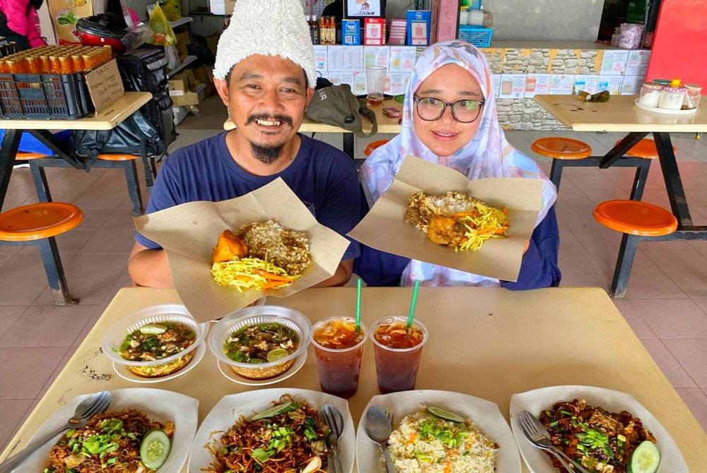 Kamaruzaman dan isteri, Siti Nor Farah Abdul Dawari menunjukkan lapan Menu Rahmah yang ditawarkan di Restoran Pondok Kebaboom, Pasir Tumboh, Kota Bharu.