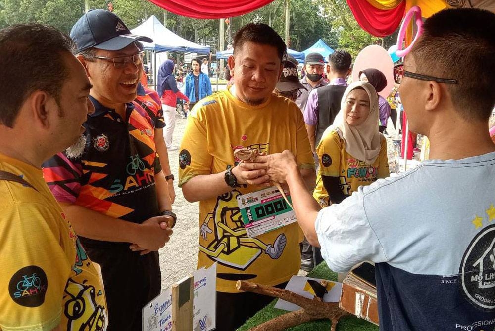 Lukanisman (tengah) bersama Nur Fuad (dua kiri) ketika melawat reurai di Dataran Shah Alam pada Ahad.