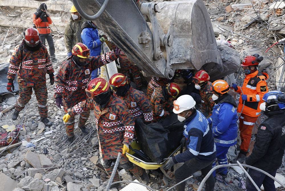 Pasukan MAS-10 di bawah Nadma mengeluarkan salah seorang mangsa yang terkorban ketika melakukan operasi mencari dan menyelamat akibat gempa di Nurdagi. - Foto: Bernama