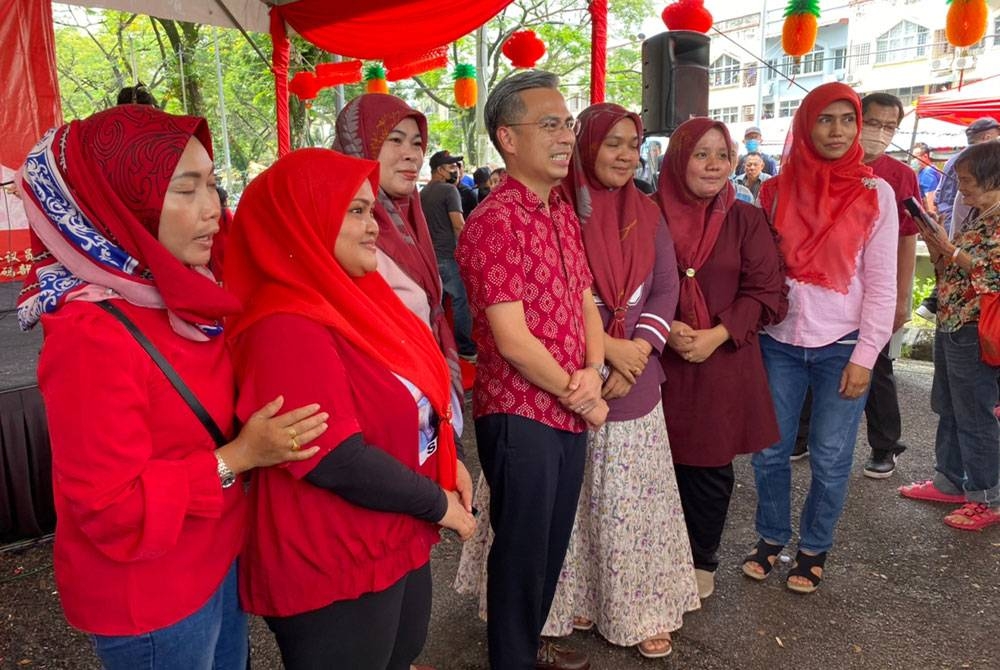 Fahmi (tengah) bergambar bersama tetamu yang hadir Rumah Terbuka Tahun Baru Cina Pejabat Parlimen Lembah Pantai 2023 pada Ahad.