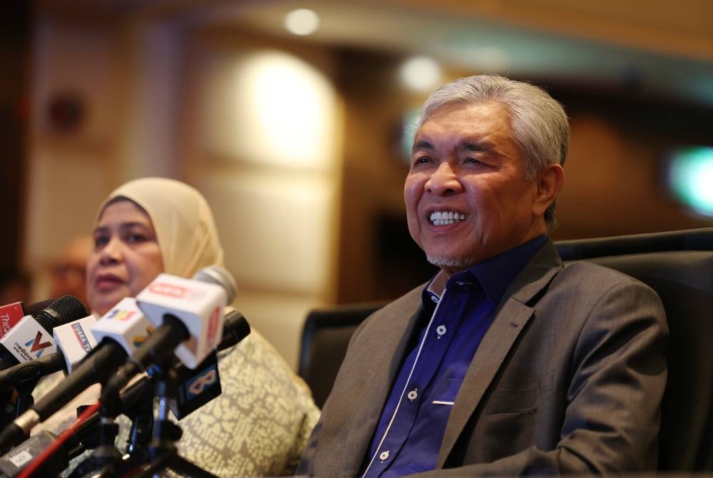 Ahmad Zahid (kanan) ketika sidang akhbar selepas menghadiri Bengkel Hala Tuju Strategik Kementerian Kemajuan Desa dan Wilayah pada Ahad. - Foto Bernama