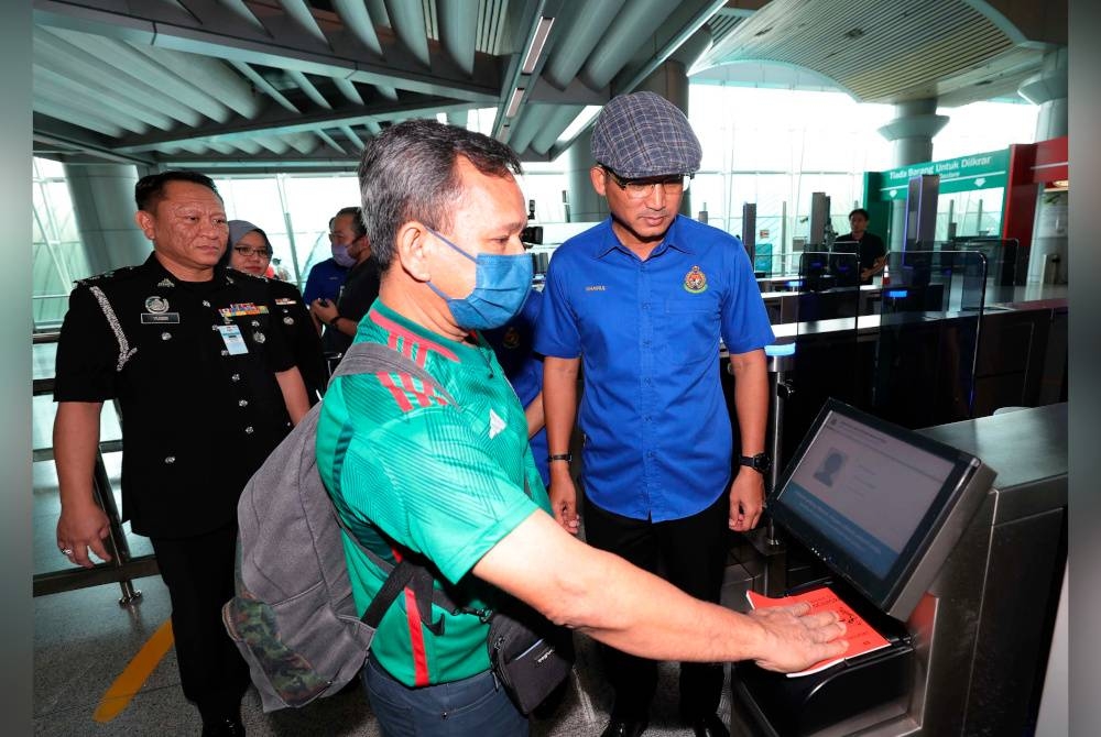 Khairul Dzaimee (kanan) meninjau penggunaan kemudahan e-gate di Kompleks Kastam, Imigresen dan Kuarantin (CIQ) Bangunan Sultan Iskandar (BSI) Johor pada Ahad. - Foto Bernama