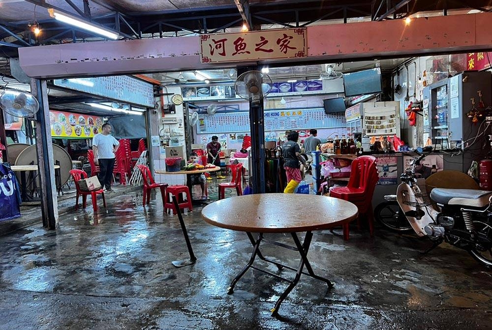 Antara premis perniagaan yang terjejas dalam kejadian banjir kilat di Bukit Tinggi pada Ahad.