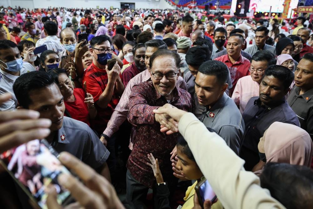 Perdana Menteri Datuk Seri Anwar Ibrahim bersalaman dengan orang ramai yang hadir pada Rumah Terbuka Tahun Baharu Cina 2023 baru-baru ini. - Foto Bernama