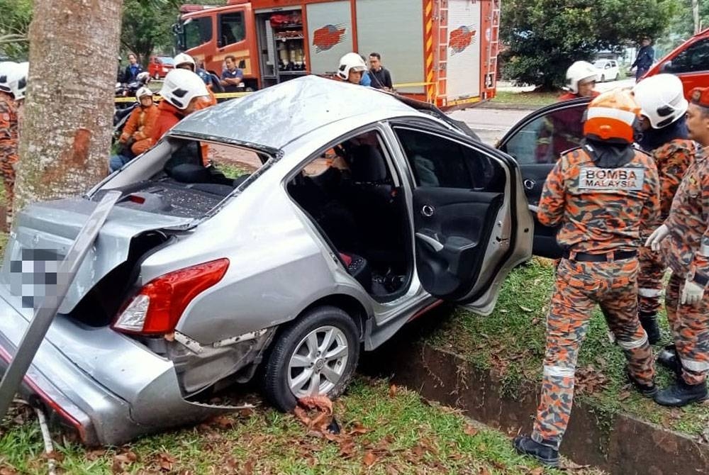 Kereta dinaiki dua wanita itu terbabas dalam nahas melibatkan tiga kenderaan di Lebuh AMJ dekat Kampung Sri Mawar, Serkam, pada Isnin.