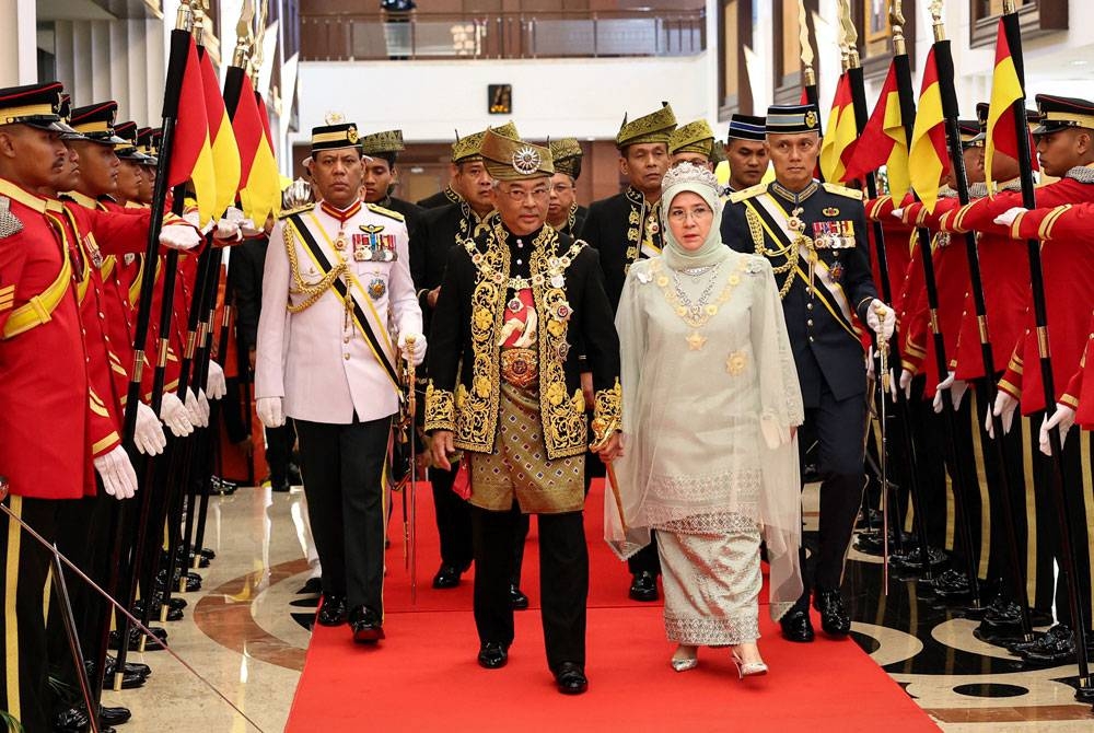 Al-Sultan Abdullah berkenan berangkat bagi merasmikan Istiadat Pembukaan Mesyuarat Pertama Penggal Kedua Parlimen Ke-15 di Bangunan Parlimen hari ini.Turut berangkat Raja Permaisuri Agong Tunku Hajah Azizah Aminah Maimunah Iskandariah Almarhum Sultan Iskandar. - Foto Bernama