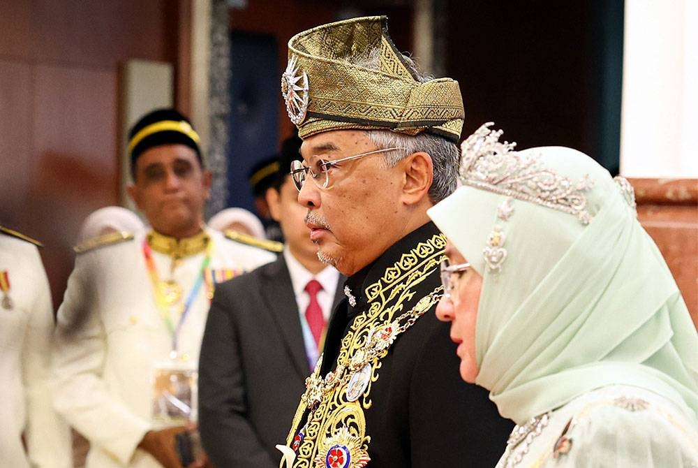 Al-Sultan Abdullah berkenan berangkat bagi merasmikan Istiadat Pembukaan Mesyuarat Pertama Penggal Kedua Parlimen Ke-15 di Bangunan Parlimen hari ini. Turut berangkat Raja Permaisuri Agong Tunku Hajah Azizah Aminah Maimunah Iskandariah Almarhum Sultan Iskandar. Foto Bernama