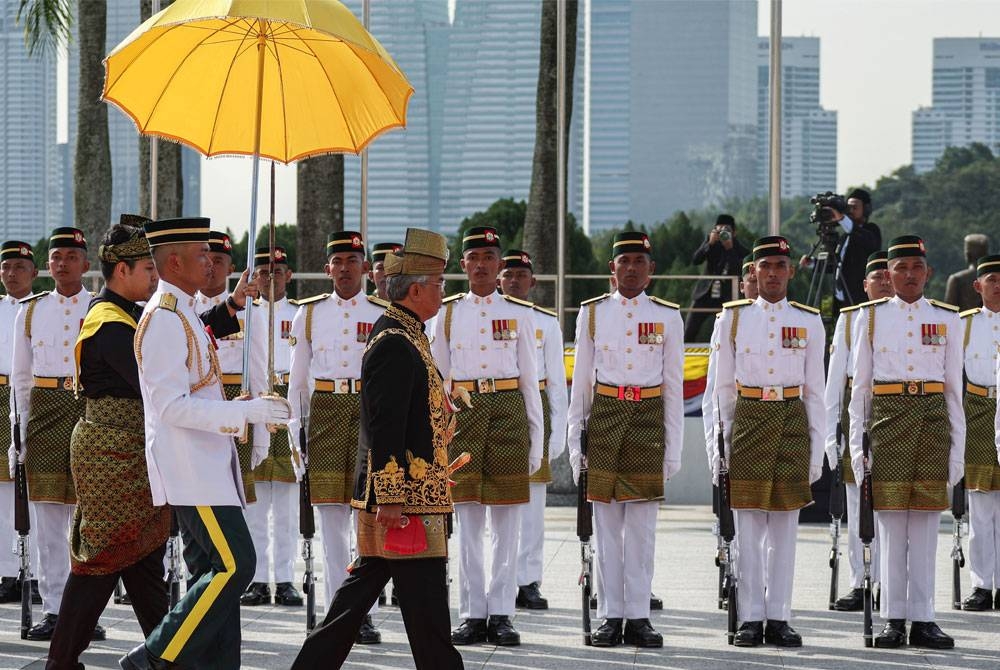 Al-Sultan Abdullah berkenan memeriksa pasukan Kawalan Kehormat Utama daripada Batalion Pertama Rejimen Askar Melayu Diraja pada Istiadat Pembukaan Mesyuarat Pertama Penggal Kedua Parlimen Ke-15 di Dataran Parlimen hari ini. - Foto Bernama