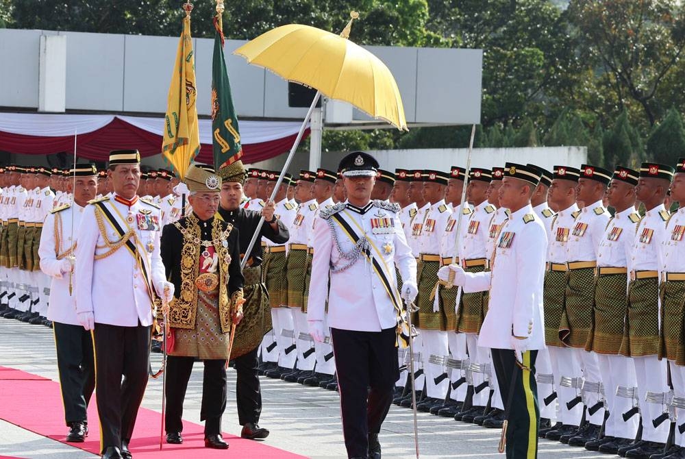 Al-Sultan Abdullah Ri&#039;ayatuddin Al-Mustafa Billah Shah berkenan memeriksa Kawalan Kehormatan Batalion Pertama Rejimen Askar Melayu Diraja pada Istiadat Pembukaan Mesyuarat Pertama Penggal Kedua Parlimen ke-15 di Bangunan Parlimen hari ini. - Foto Bernama