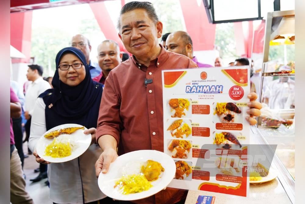 Salahuddin bersama Fuziah melancarkan Menu Rahmah di Restoran Nasi Kandar Stadium pada Isnin. - Foto Sinar Harian ROSLI TALIB