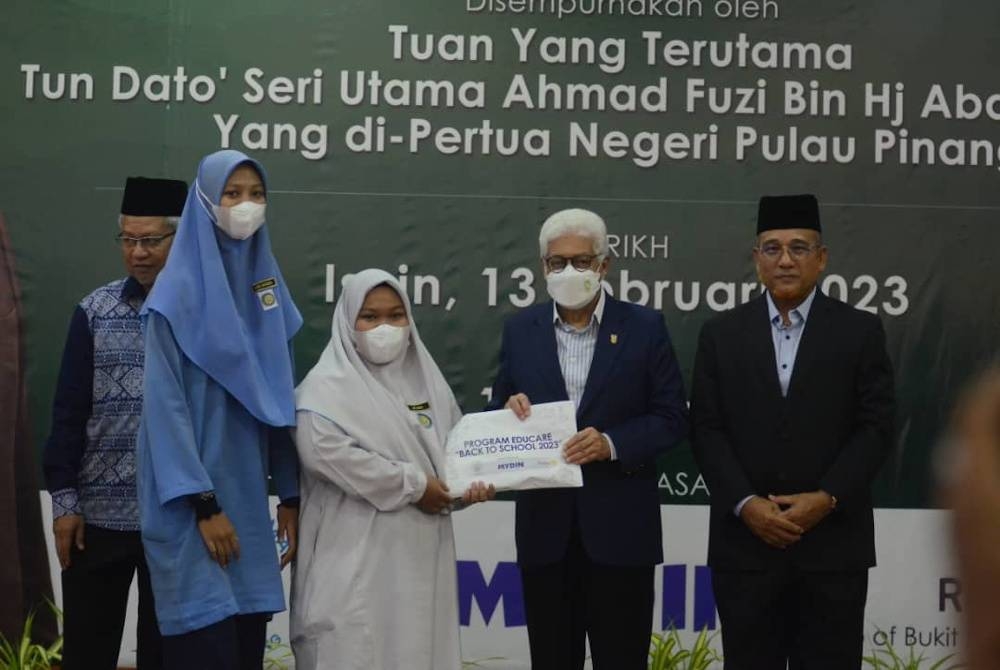 Yang Dipertua Negeri Pulau Pinang, Tun Ahmad Fuzi Abdul Razak menyampaikan bantuan awal persekolahan kepada pelajar pada Program Educare Kembali Ke Sekolah pada Isnin.