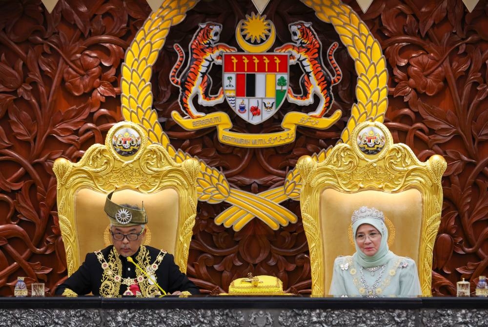 Al-Sultan Abdullah berkenan menyampaikan Titah Diraja pada Istiadat Pembukaan Mesyuarat Pertama Penggal Kedua, Parlimen ke-15 di Bangunan Parlimen pada Isnin. - Foto Bernama