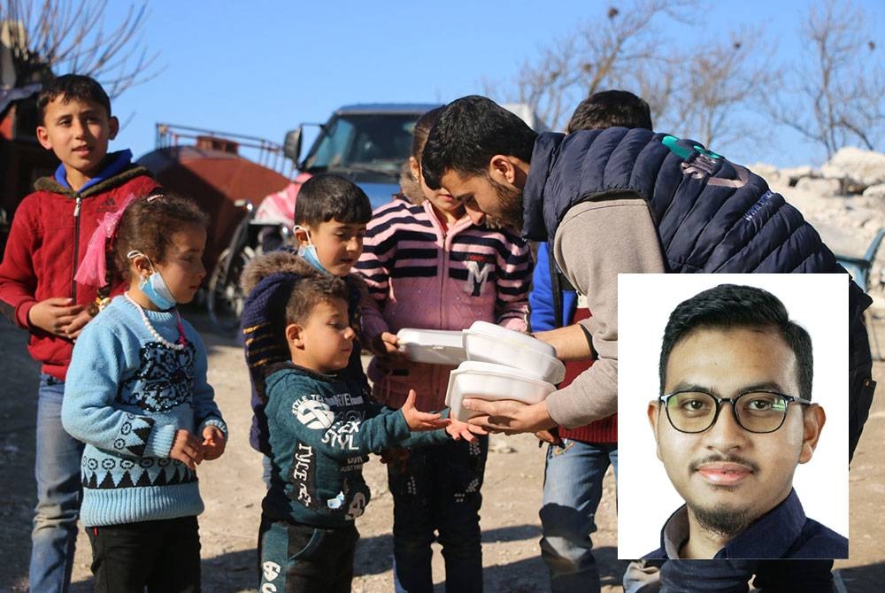 Petugas Syria Care menyampaikan bantuan pek makanan panas kepada mangsa yang terkesan dengan gempa bumi di Kampung Betia, Barat Idlib, Syria. Gambar kecil: Muaz