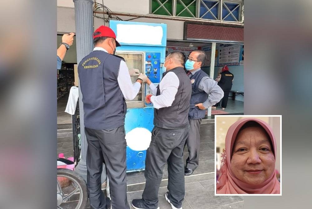 Penguat kuasa JKNT melakukan pemeriksaan mesin jual air. - Foto JKNT (Gambar kecil: Dr Kasemani)