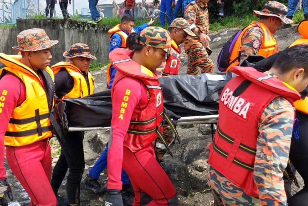 Anggota bomba menemui mayat seorang lelaki yang lemas setelah dihanyutkan arus deras di kunci air Sungai Kerdas di sini pada Selasa.