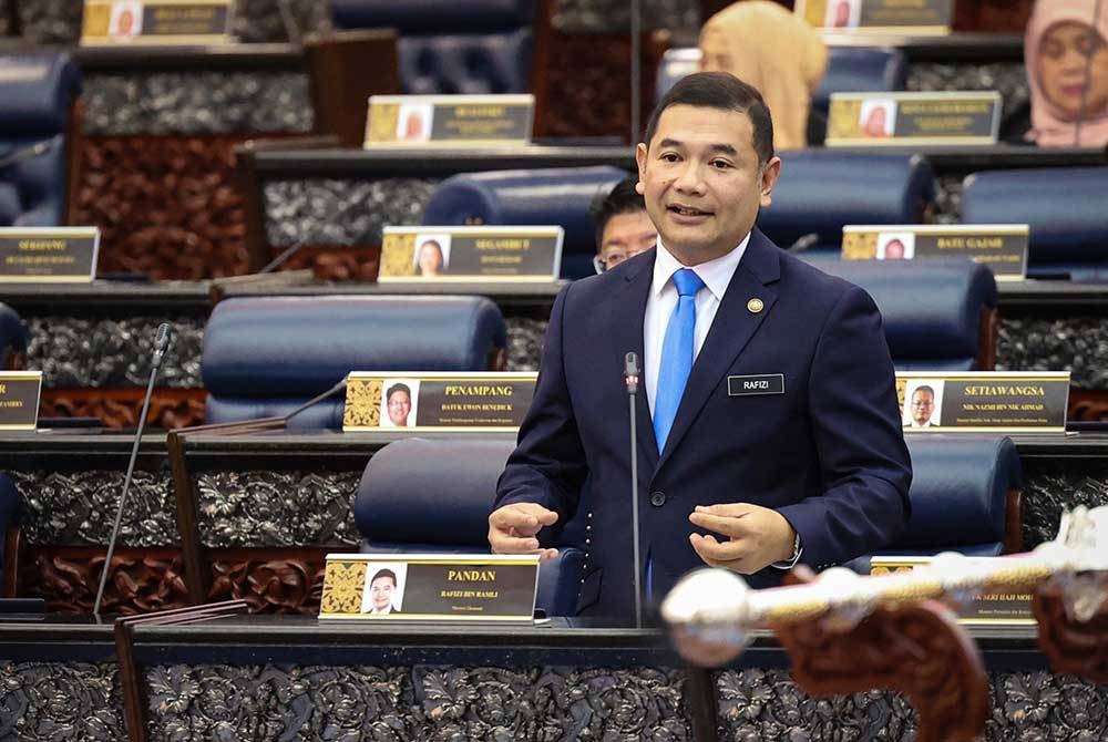 Rafizi ketika sesi soal jawab lisan pada Mesyuarat Pertama Penggal Kedua Parlimen Ke-15 di Bangunan Parlimen pada Selasa. - Foto Bernama