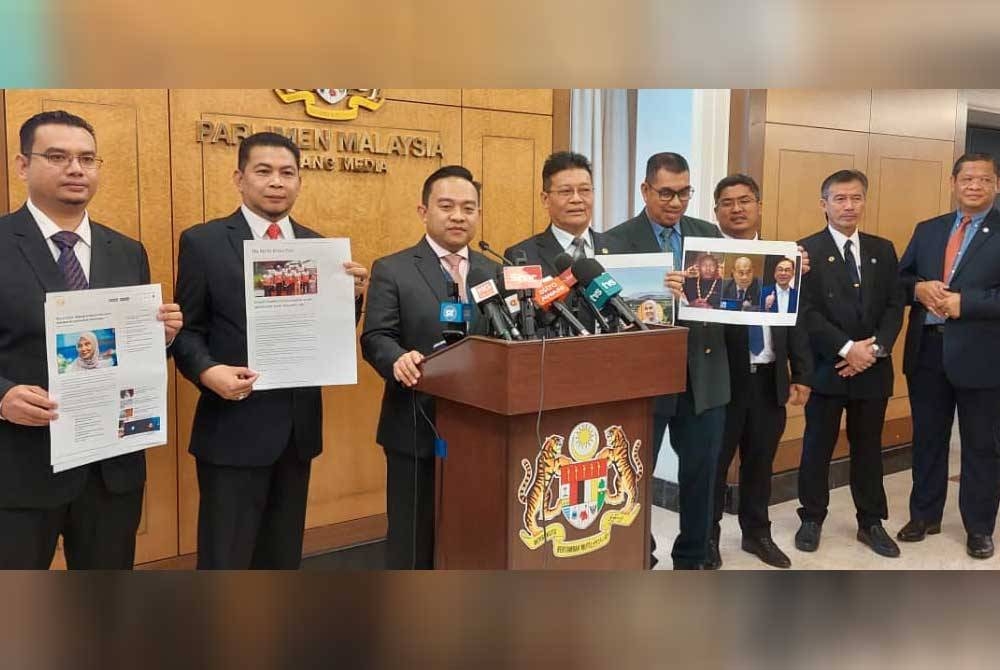 Wan Saiful (tiga dari kiri) ketika sidang akhbar di Dewan Rakyat pada Selasa.