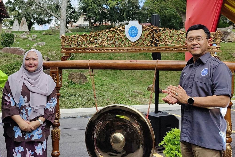 Borhan (kanan) pada majlis simbolik Perasmian Pembukaan Rasmi Muzium Permainan Tradisional, Bukit Melawati Kuala Selangor.