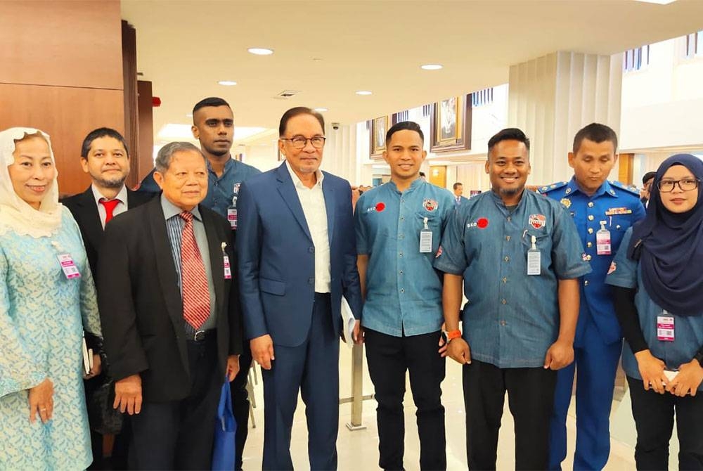 Anwar bersama pasukan ME 2023 di bangunan Parlimen pada Selasa.