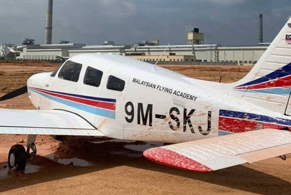 Pesawat latihan membuat pendaratan cemas di kawasan lapang sebuah kilang kaca di Lipat Kajang di Jasin, pada Selasa.